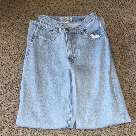 Abercrombie and Fitch, the 90s Street ultra high-rise - Picture 13 of 13